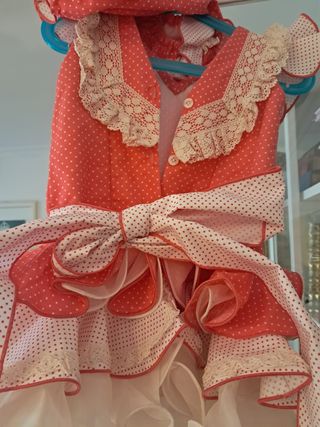 Vestido Flamenca niña coral y beige con encajes