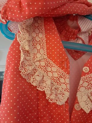 Vestido Flamenca niña coral y beige con encajes