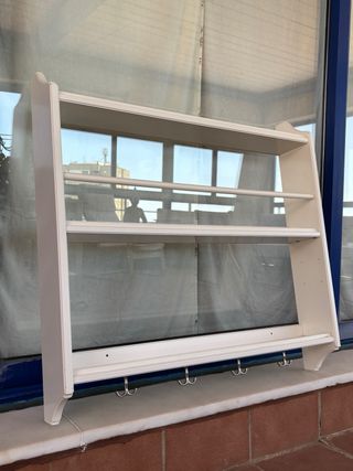 Estantería blanca con colgador