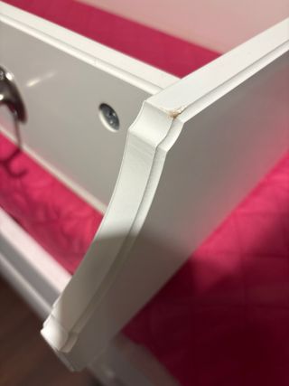 Estantería blanca con colgador