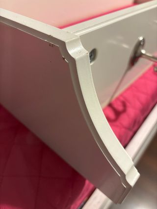 Estantería blanca con colgador