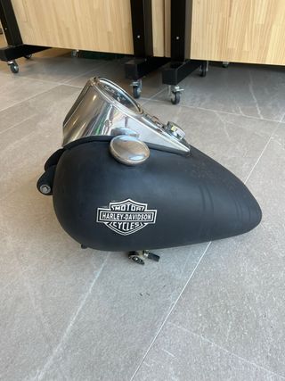 Depósito Harley Davidson con panel de instrumentos