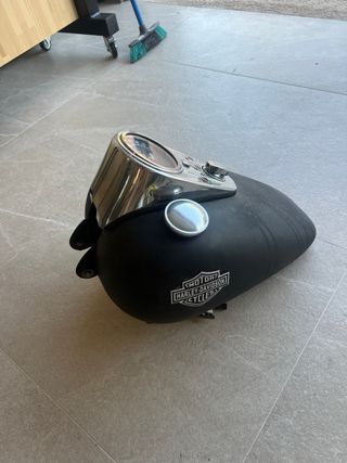 Depósito Harley Davidson con panel de instrumentos