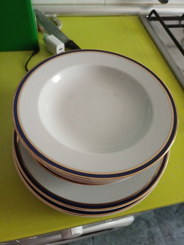 Vajilla porcelana azul y blanca con filosofía oro