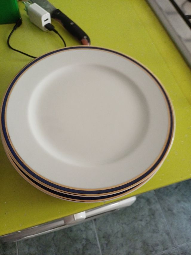 Vajilla porcelana azul y blanca con filosofía oro