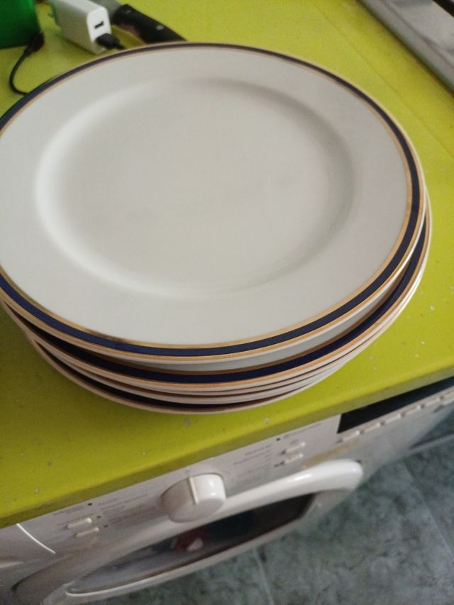 Vajilla porcelana azul y blanca con filosofía oro