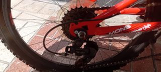 BICI 24" MONSTER 7V SUSPENSIÓN (8-12 años)