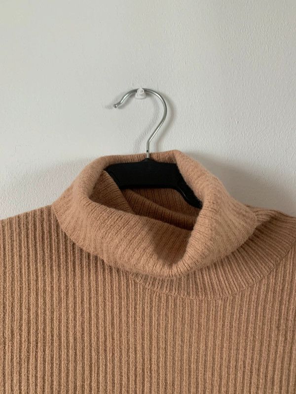 Vestido de punto canalé beige TEX · cuello alto