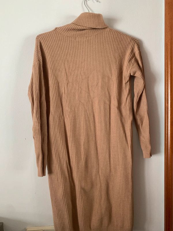 Vestido de punto canalé beige TEX · cuello alto