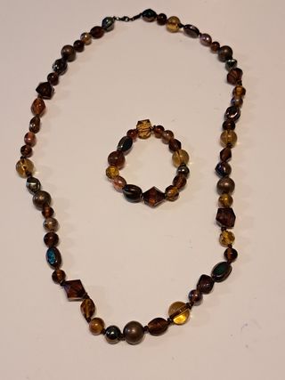 Collar y pulsera dorados y marrones