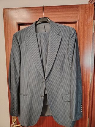 Traje pinstripe azul oscuro