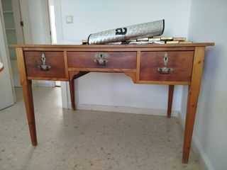 Escritorio antiguo de madera