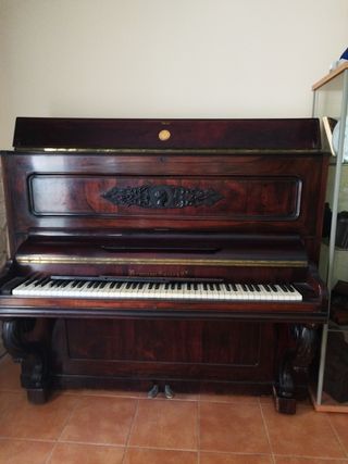 Piano antiguo Bernareggi