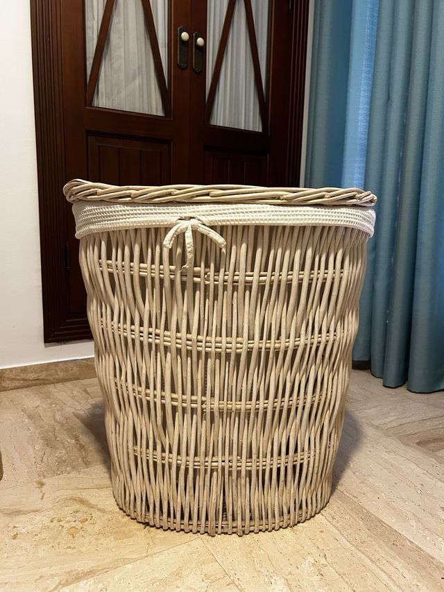 Cesta mimbre blanca con tapa