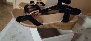 Sandalias cuña negras