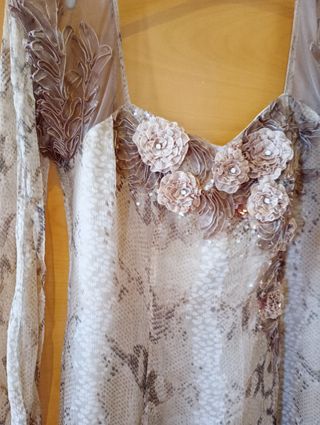 Vestido largo beige estampado serpiente