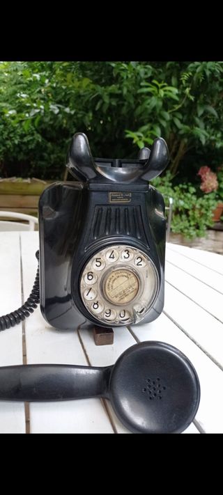 Teléfono antiguo de baquelita