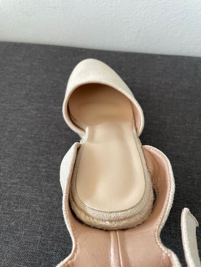 Sandalias cuña beige. En perfecto estado sin usar