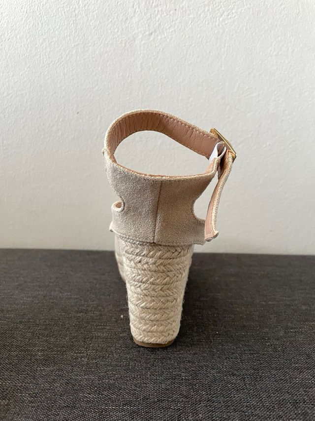 Sandalias cuña beige. En perfecto estado sin usar