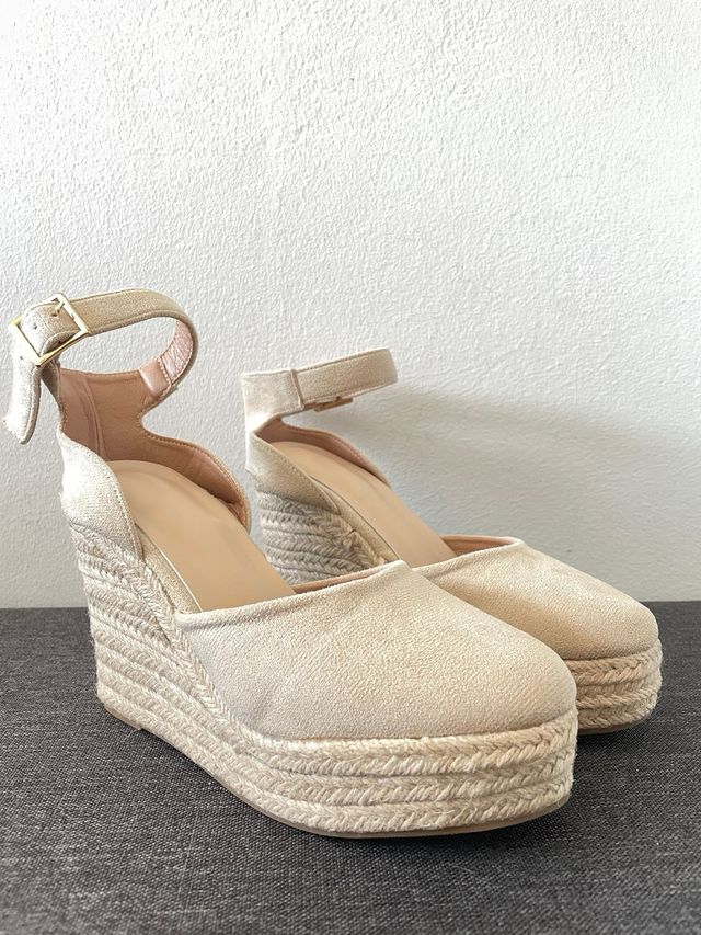 Sandalias cuña beige. En perfecto estado sin usar