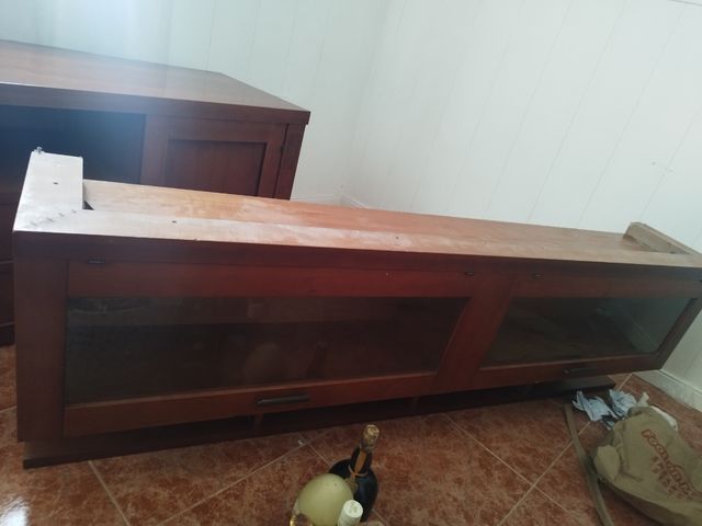 Aparador madera marrón con vitrina colgante