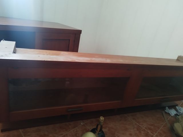 Aparador madera marrón con vitrina colgante