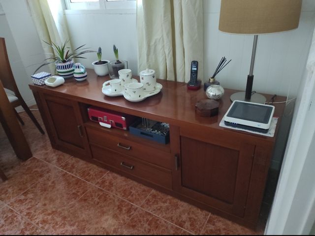 Aparador madera marrón con vitrina colgante