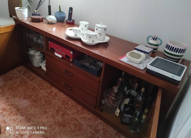 Aparador madera marrón con vitrina colgante