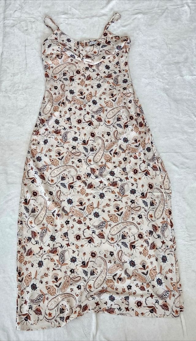 Vestido satinado Stradivarius S beige