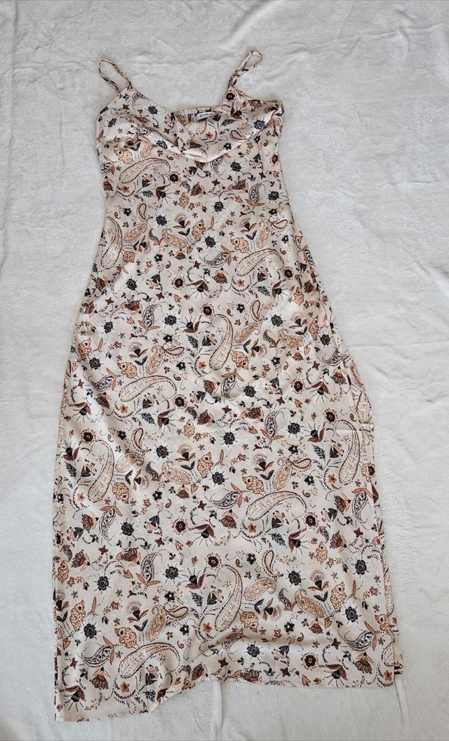 Vestido satinado Stradivarius S beige