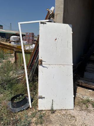 Puerta metálica blanca usada