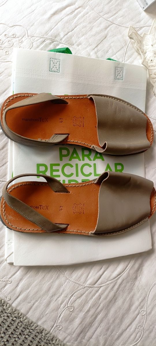 Abarcas grises T43 nuevas con dos puestas 8€