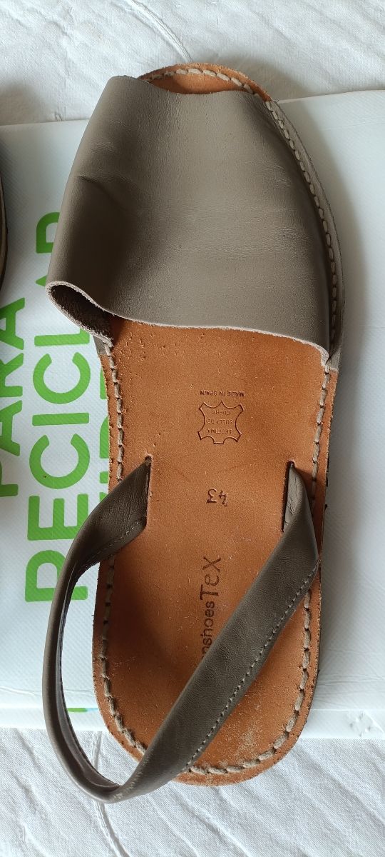 Abarcas grises T43 nuevas con dos puestas 8€