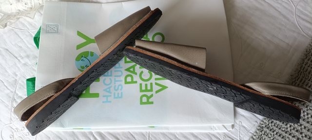 Abarcas grises T43 nuevas con dos puestas 8€