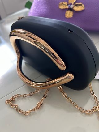 Bolso fiesta negro dorado ,lleva cadenita 