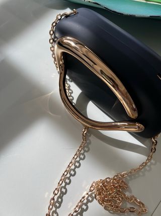 Bolso fiesta negro dorado ,lleva cadenita 