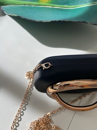 Bolso fiesta negro dorado ,lleva cadenita 