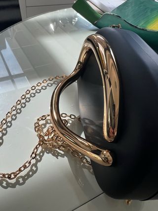 Bolso fiesta negro dorado ,lleva cadenita 