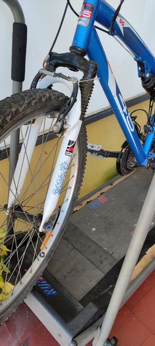 Bicicleta montaña azul FS Geometry doble suspensió