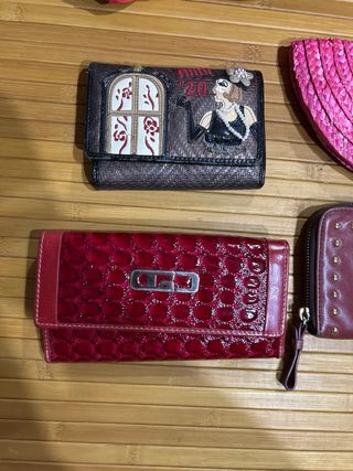 Carteras mujer rojas y rosa