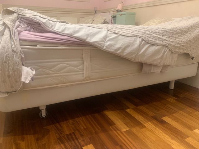 Cama Tapi Flex blanca con ruedas, procedente hotel