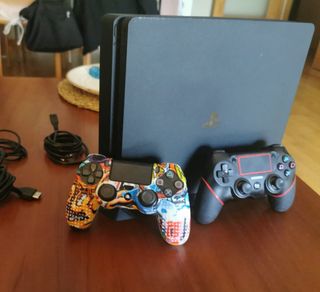 PS4 Slim + 2 mandos (1 genérico)