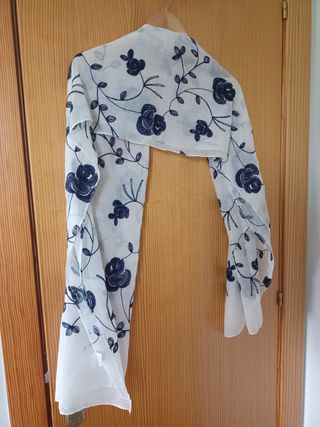 Foulard flores azul y blanco. 60%algodon/40%viscos