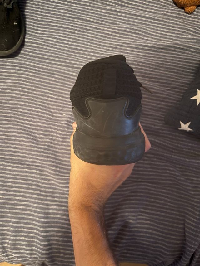 Scarpe sportive nere usate