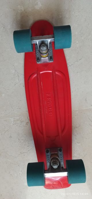 Monopatín Ridge rojo. De tienda profesional 
