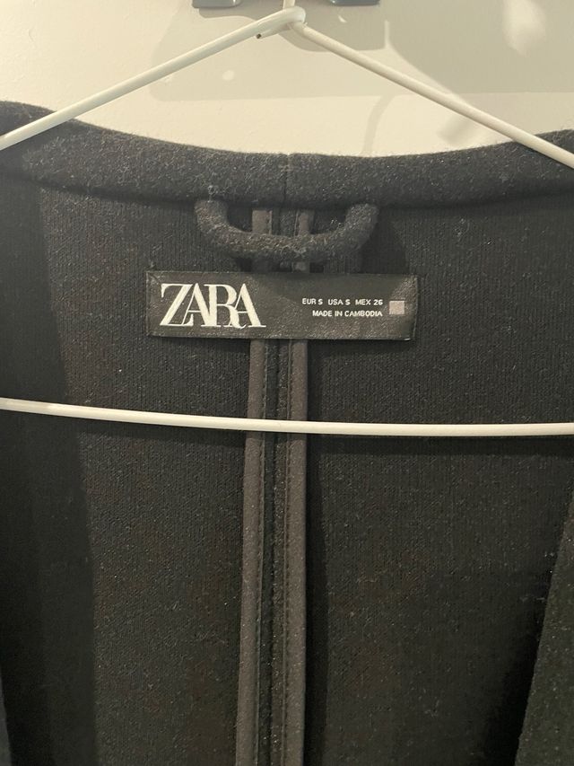 Abrigo negro Zara con capucha