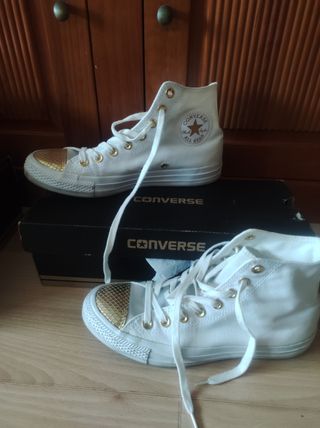 Converse blancas y doradas