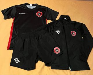 Uniforme fútbol niñ@: camiseta, pantalón, chándal.