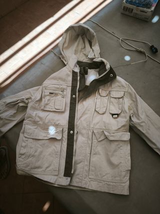 Chaqueta ligera beige. Para niños de 10 años 
