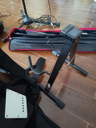 Kit musical: guitarra, micrófono y altavoz